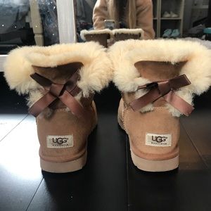 UGG short bow tan boots